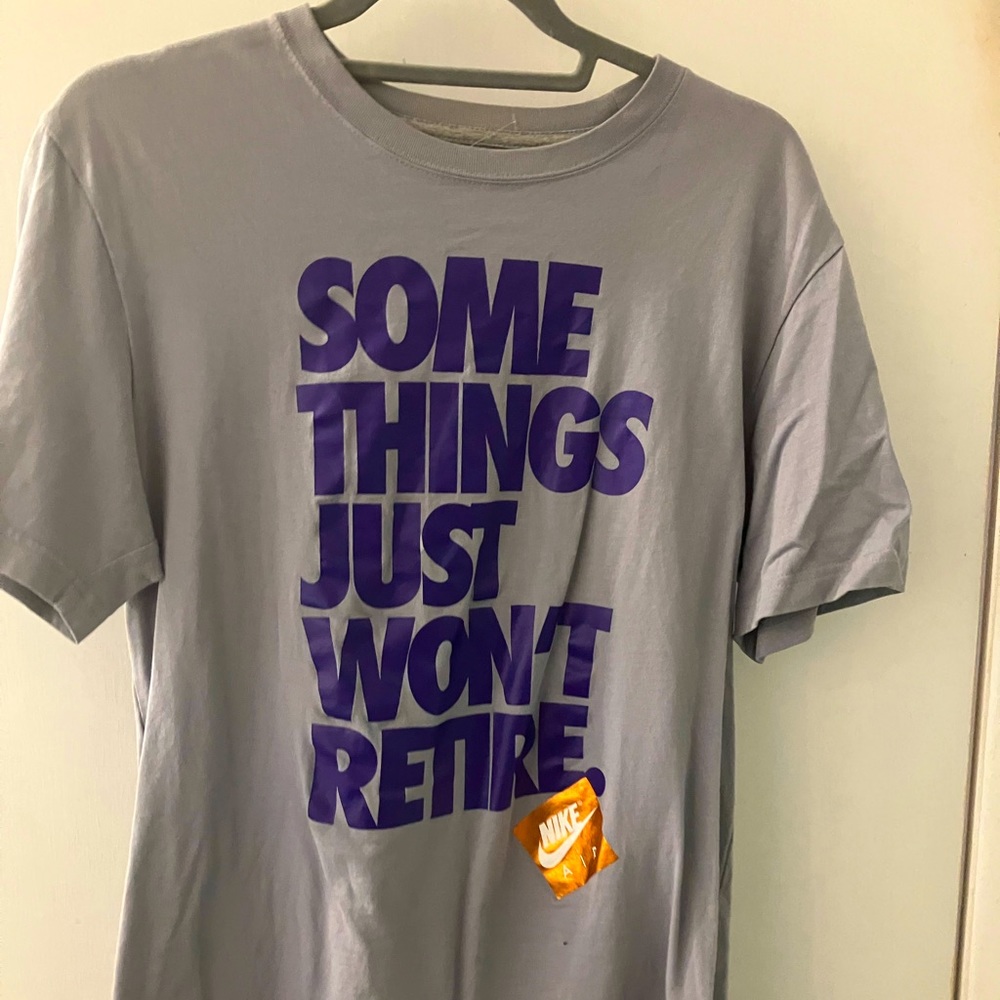 Nike air sportswear spell out retire.. graphic logo shirt adult size medium